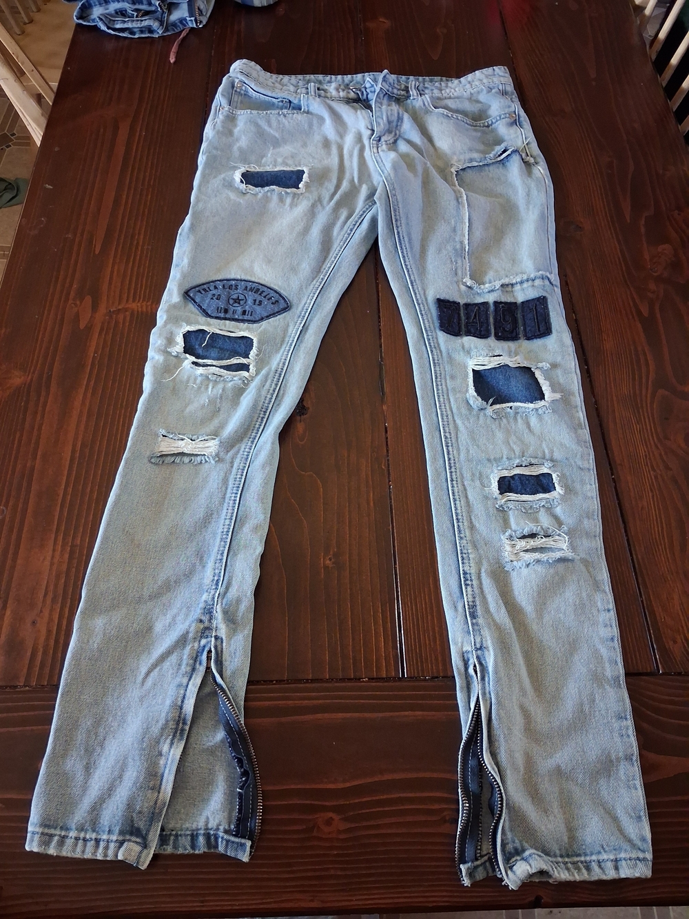 Young And Reckless (Y&R) Light Wash Distressed Size 31 Skinny Jeans